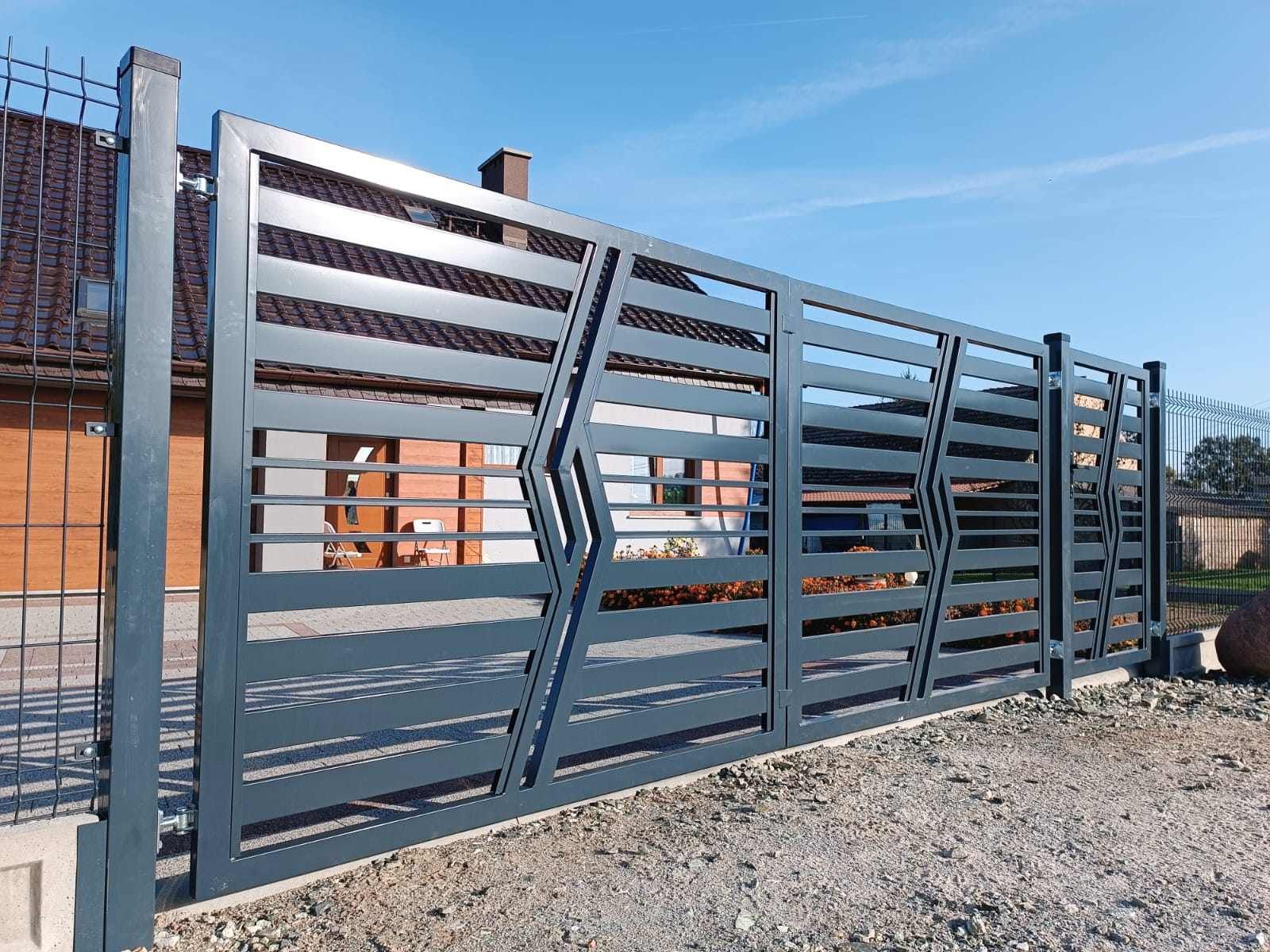 Brama skrzydłowa z wzorem