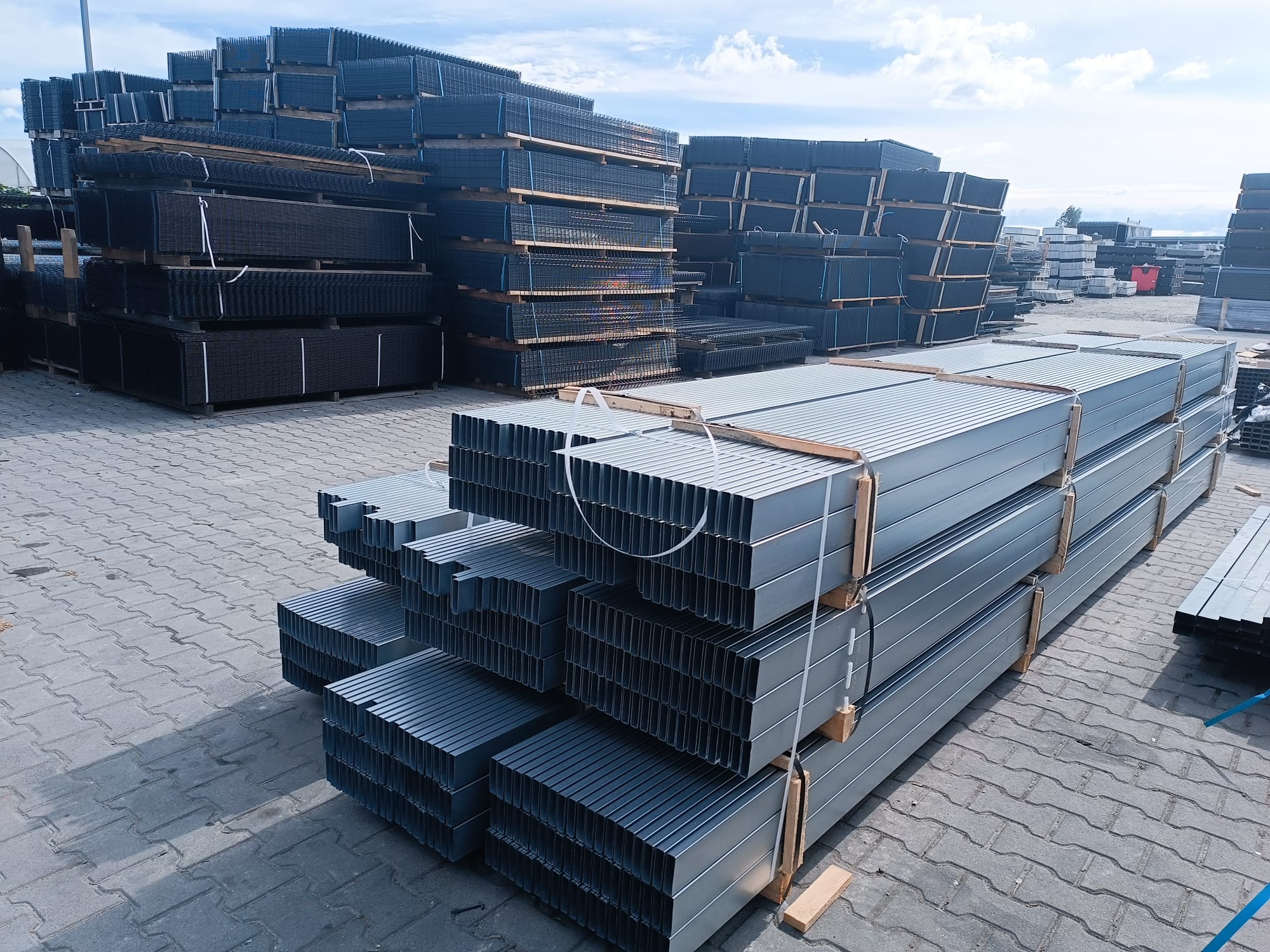 Słupki i akcesoria ogrodzeniowe